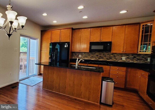 Building Photo - 103 Lullaby Ct