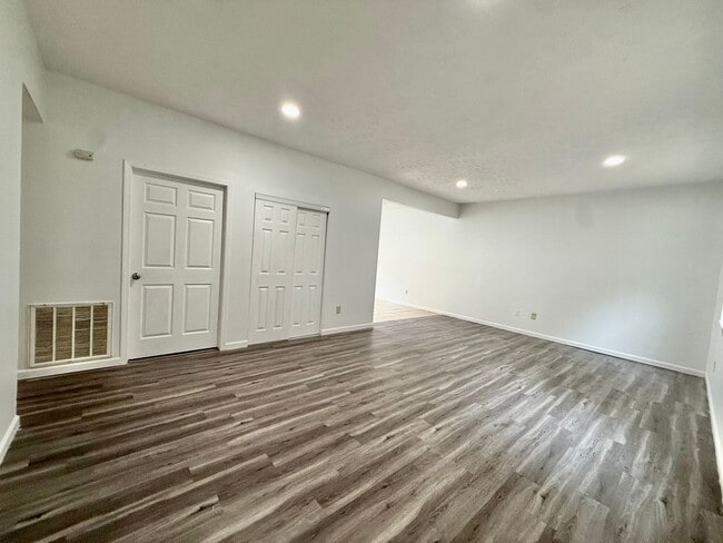 Building Photo - 3130 Westbrook Dr