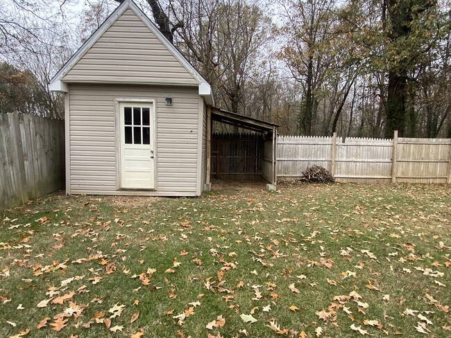 Shed with electricity - 4945 Craven Dr