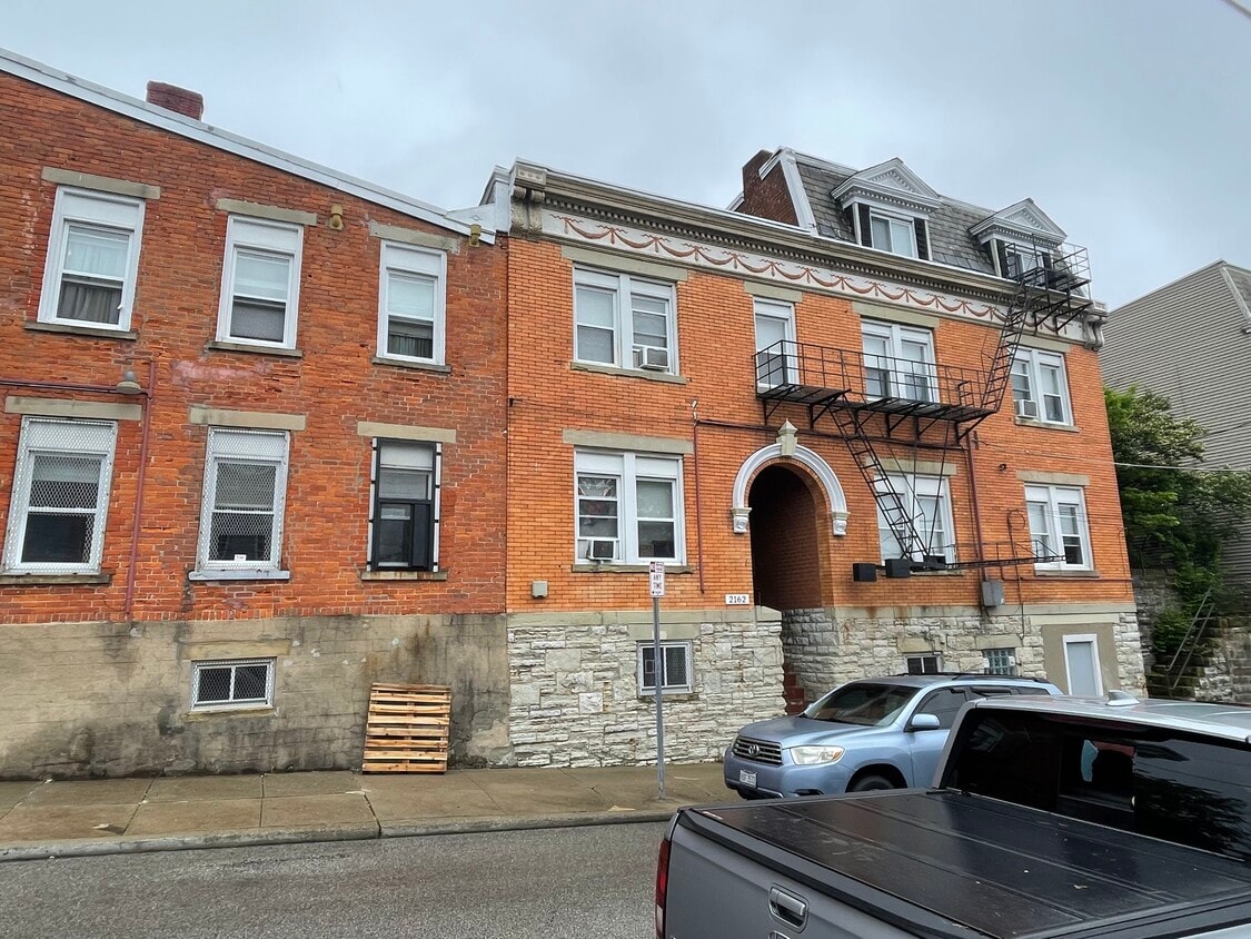 Primary Photo - 2162 Stratford Ave