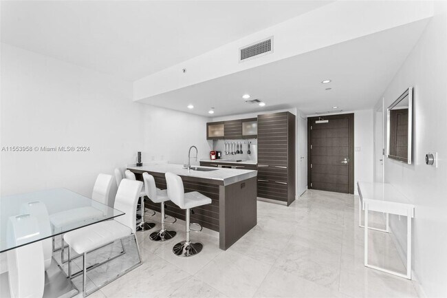 Building Photo - 200 Biscayne Blvd Way