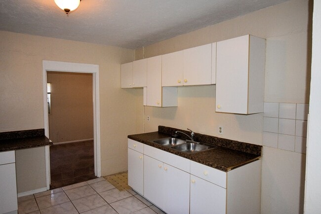 Foto del edificio - Newer flooring  3/1 off Palm Beach Blvd