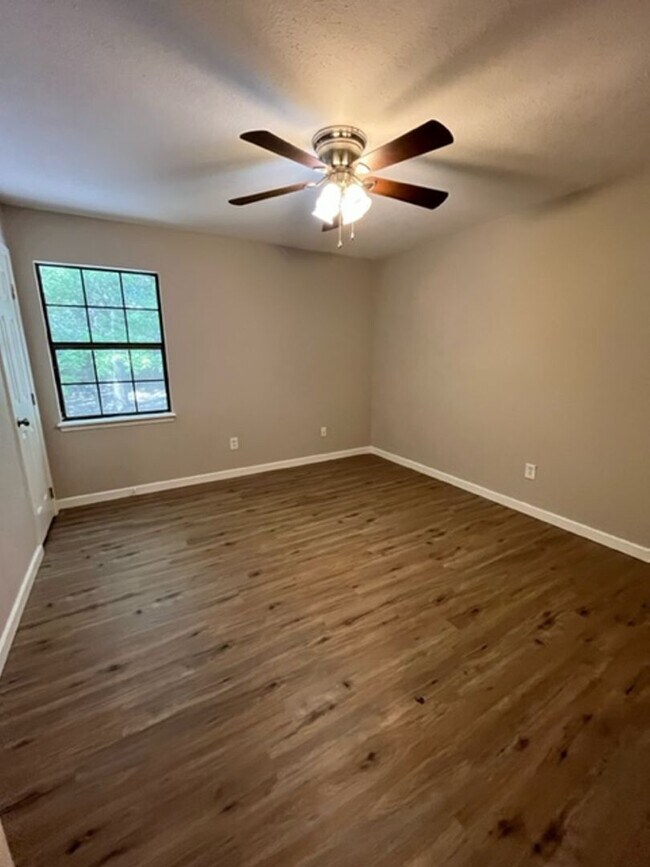 Building Photo - 8 Northwood Pl