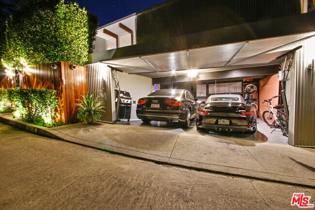 Building Photo - 9416 Beverlycrest Dr