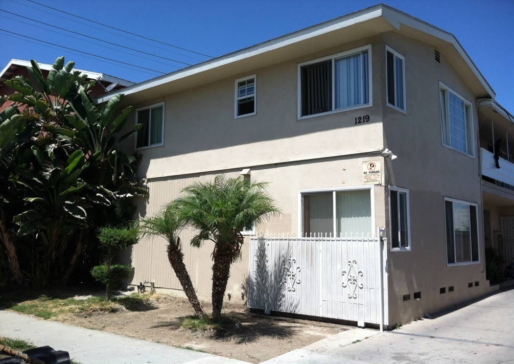 Primary Photo - 1219 E Phillips St