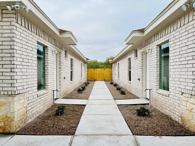 Building Photo - 14 W Garfield Ave