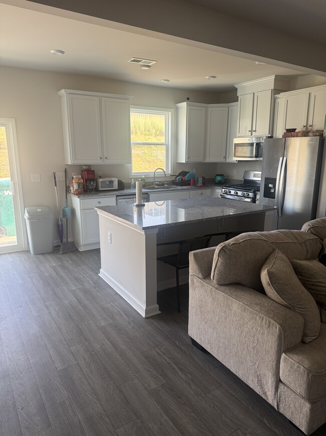 Building Photo - 846 Manitou Cir