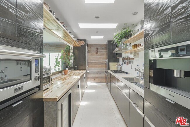 Foto del edificio - 36 Breeze Ave