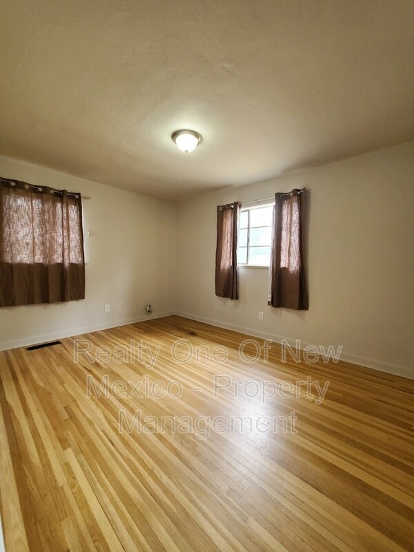 Foto del edificio - 609 Adams St SE