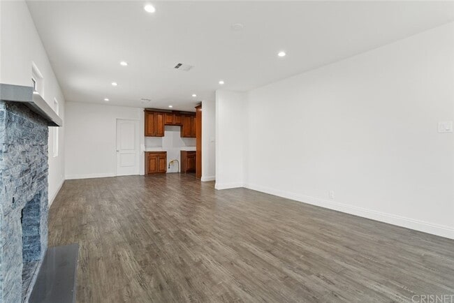 Foto del edificio - 7742 Bakman Ave