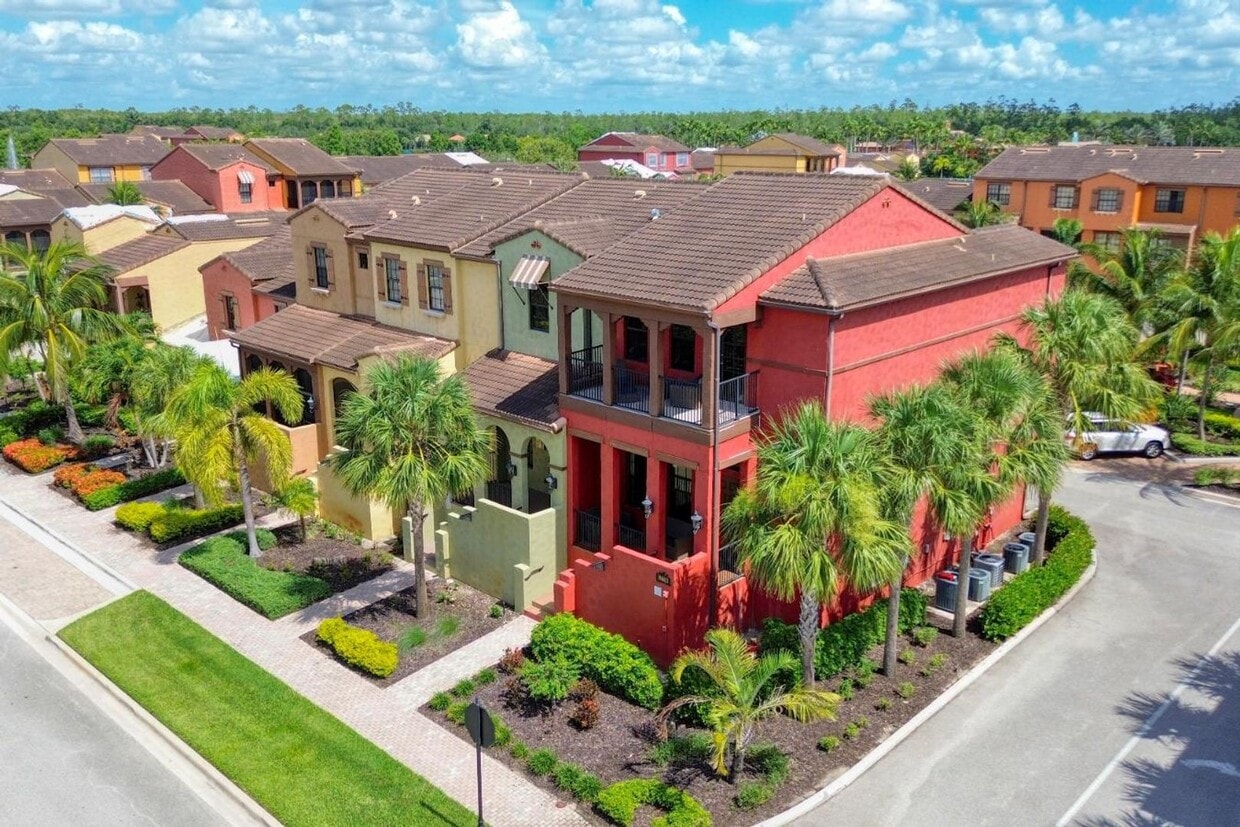 Primary Photo - ? Stylish 2BR/2BA Townhouse in Resort-Styl...