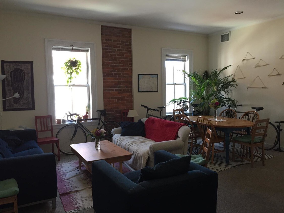 Primary Photo - 19 Davis Ave