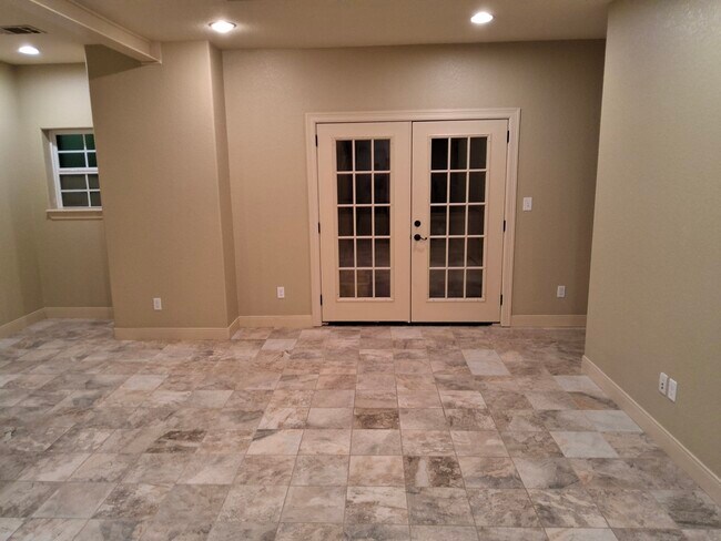 Foto del edificio - 305 Hughes Rd