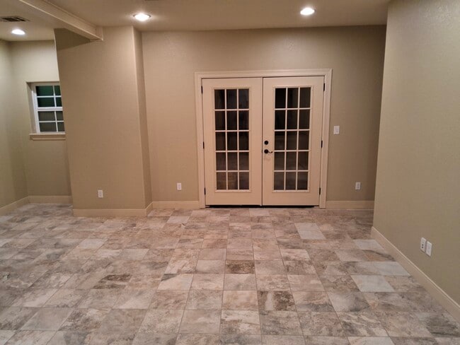 Building Photo - 305 Hughes Rd