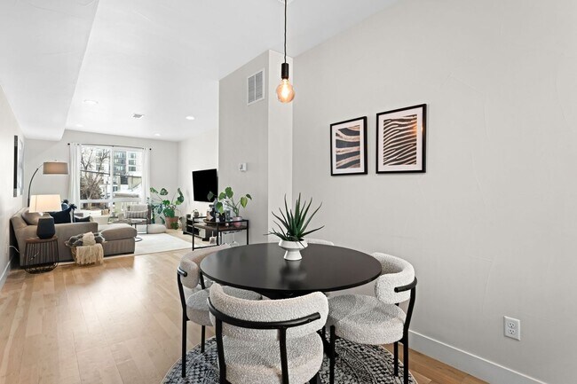 Foto del edificio - Modern 2-Bedroom Rowhome with Rooftop Moun...