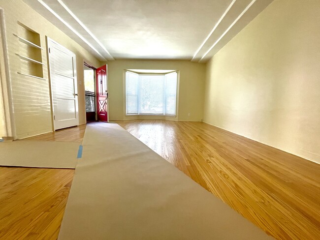 Foto del edificio - 143 N Pass Ave