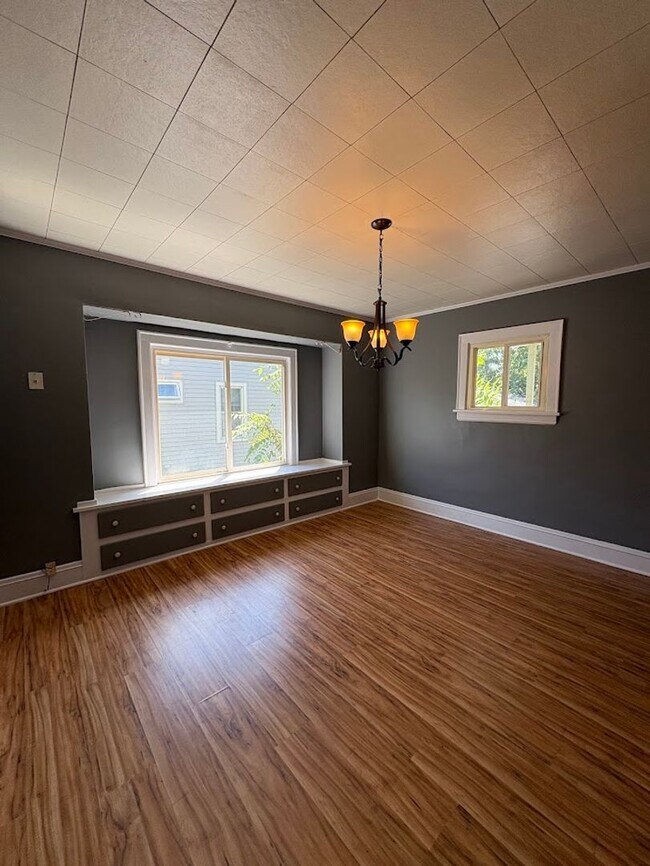 Building Photo - Three bedroom one bathroom home for rent