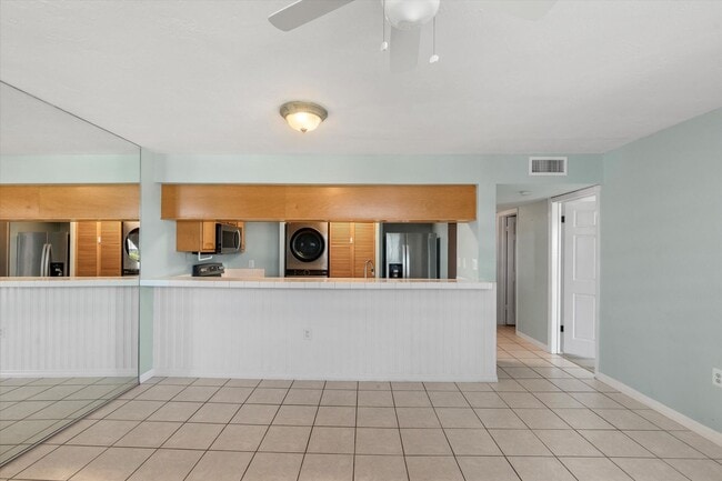 Building Photo - 3 Bedroom, 2 Bathroom Unfurnished Condo for a 1 year lease!