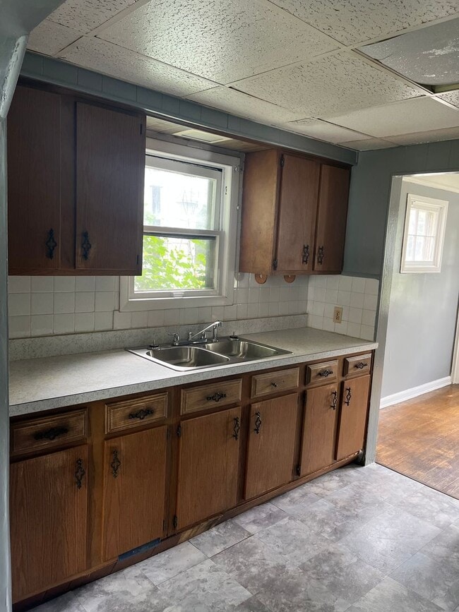 Building Photo - 2bd Single Cash Pay