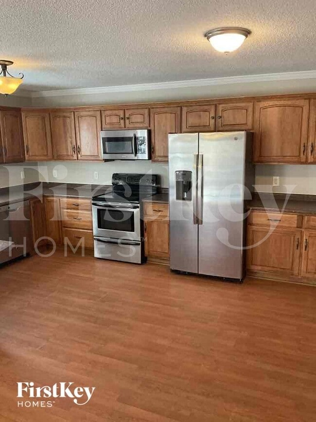 Building Photo - 811 Willow Ln