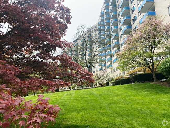 Building Photo - 10201 Grosvenor Pl