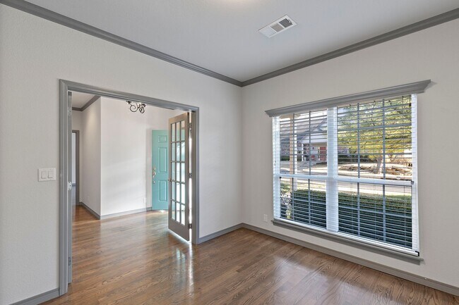Foto del edificio - Luxury Living in a Gated Community