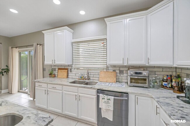 Foto del edificio - Spacious 4BR House in Aurora
