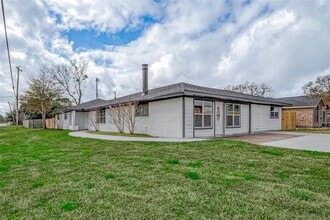 Building Photo - 300 Lane Dr