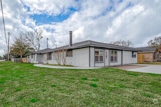 Building Photo - 300 Lane Dr