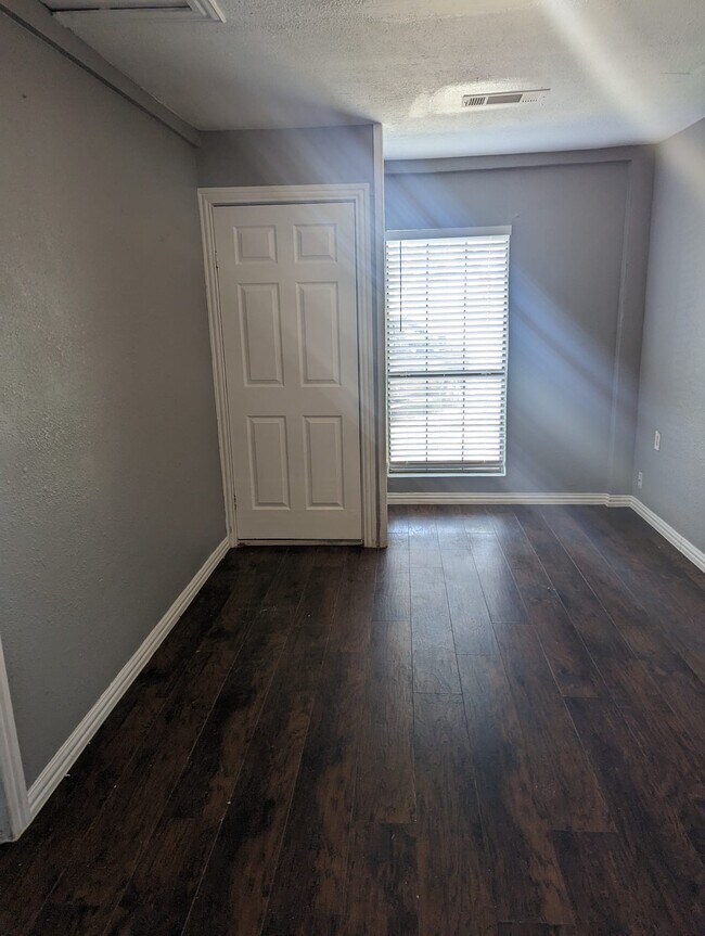 Foto del edificio - 1713 N Ross Ave