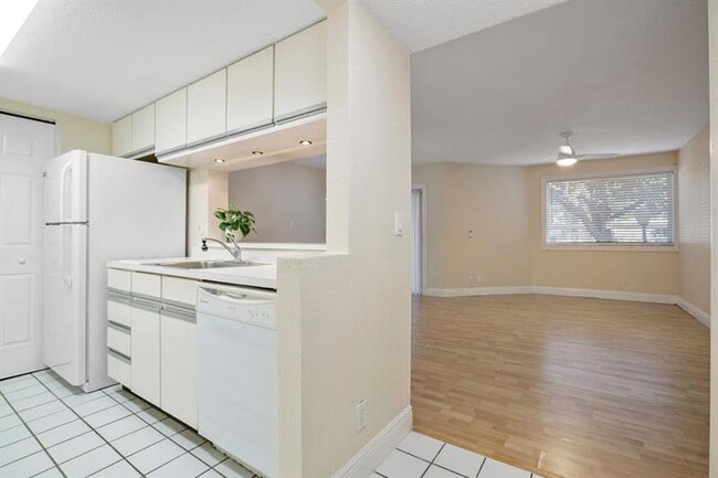 Building Photo - 9899 Westview Dr