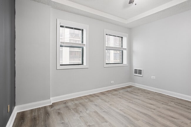 Building Photo - 4520 N Clarendon Ave