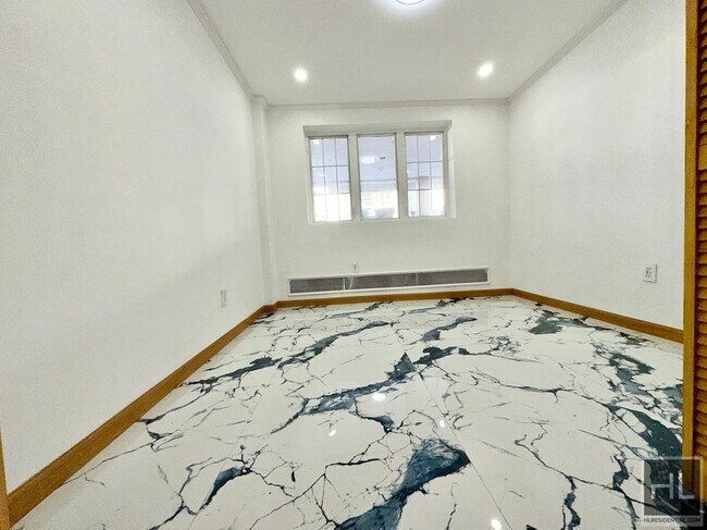 Building Photo - Renovated One bedroom 63 AVENUE
