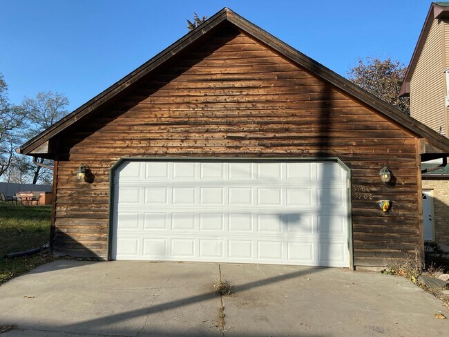 Foto del edificio - Charming & Updated Home in Prime St. Louis Park Location