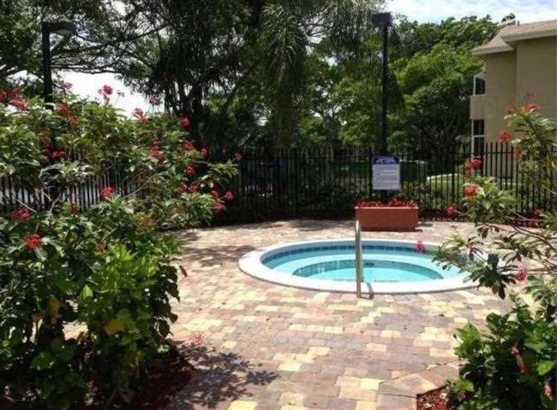 Foto del edificio - 611 Cypress Lake Blvd