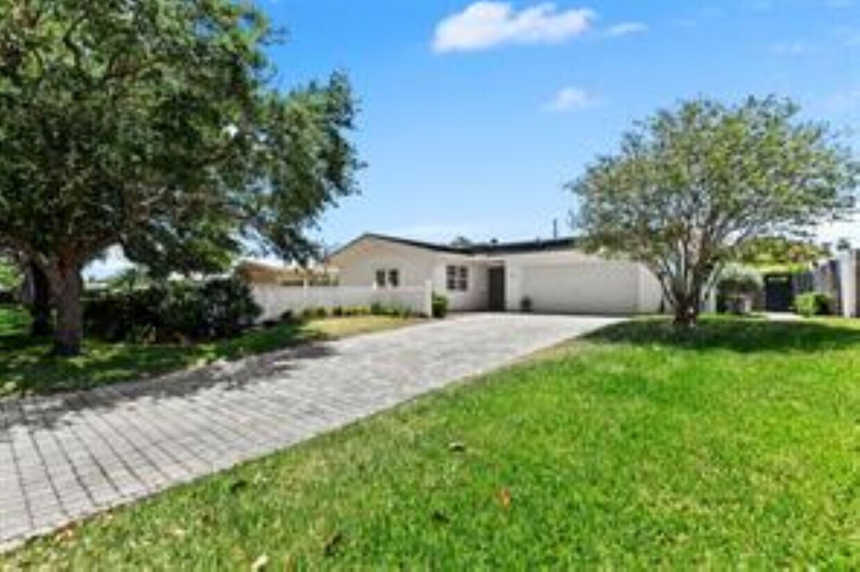 Foto principal - 2070 NE 54th Ct
