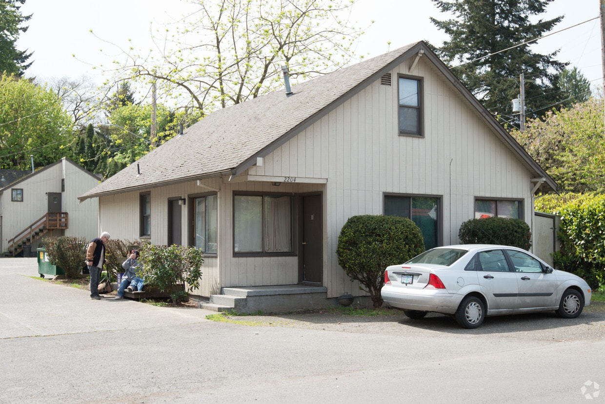 Building Photo - 2204 SE Bluebird St
