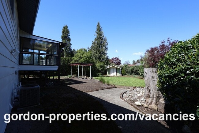 Building Photo - NE 22nd Ct - Gresham 4 bedroom split level home