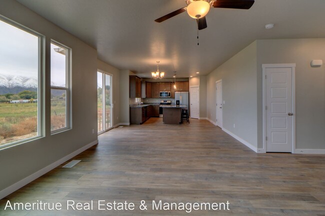 Building Photo - 4 br, 2.5 bath House - 1741 E 1600 N