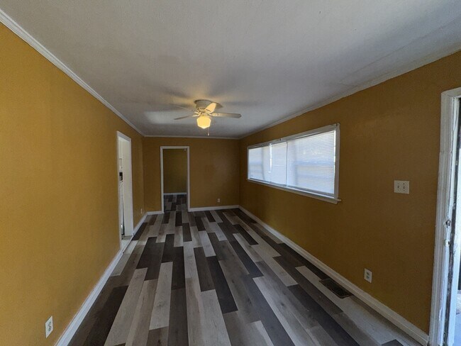 Building Photo - 145 E Santa Clair St