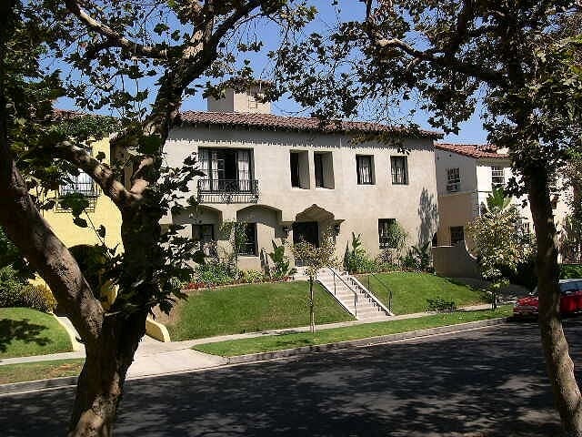 Building Photo - 438 N Sycamore Ave