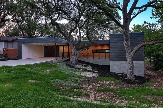 Building Photo - 9400 Shady Oaks Dr