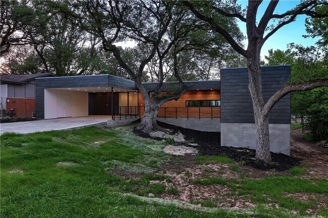 Foto del edificio - 9400 Shady Oaks Dr