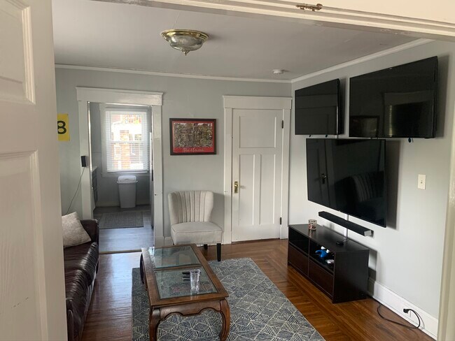 Living room - 624 Delta Ave