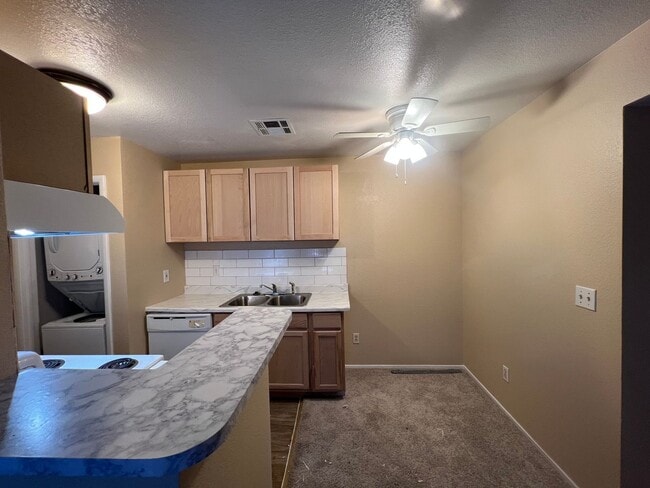 Building Photo - Centrally located downstairs unit