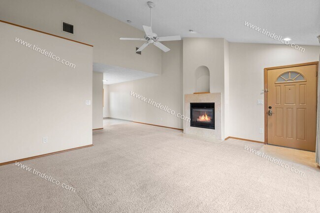Foto del edificio - Queen Jeanette Apartments — Beautiful & Spacious Upstairs 2BR/1BA with Vaulted Ceilings, Gas Fire...