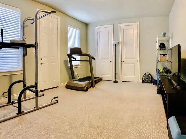 1st Floor Bedroom w/ own Bathroom - 9617 Pemberton Cres Dr