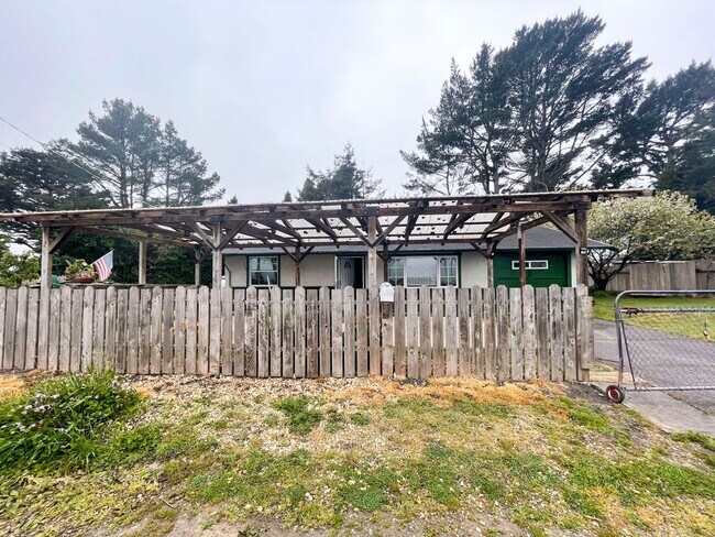 Building Photo - This 2 Bedroom, 1 Bathroom, Pet-friendly H...