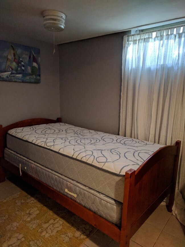 Single room with private refridgerator/ - 5 Colonial Rd
