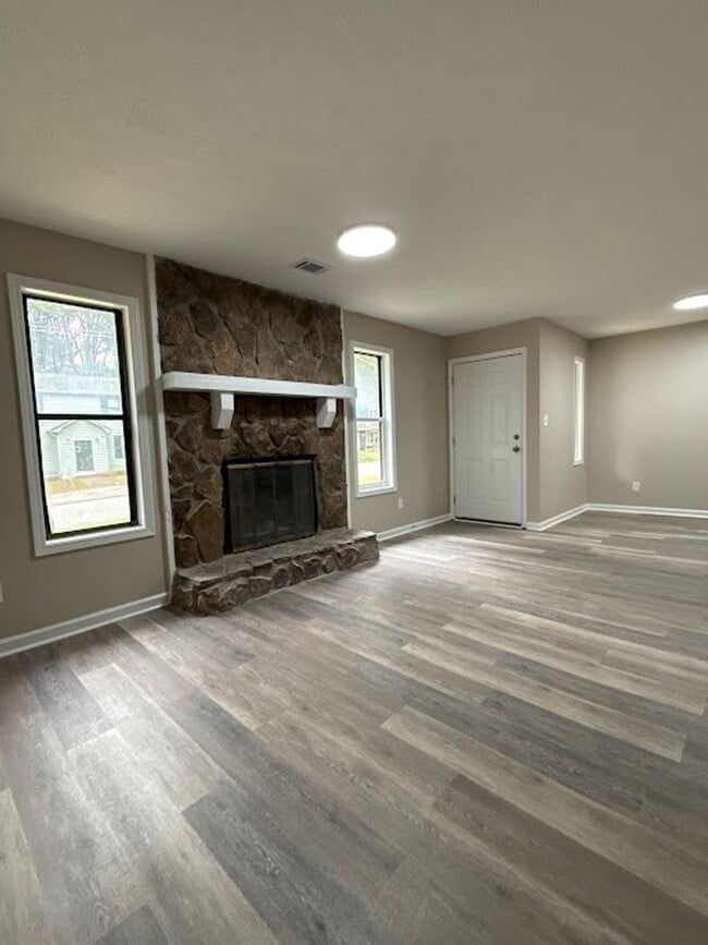 Building Photo - 2930-2932 Lakemont Dr SW